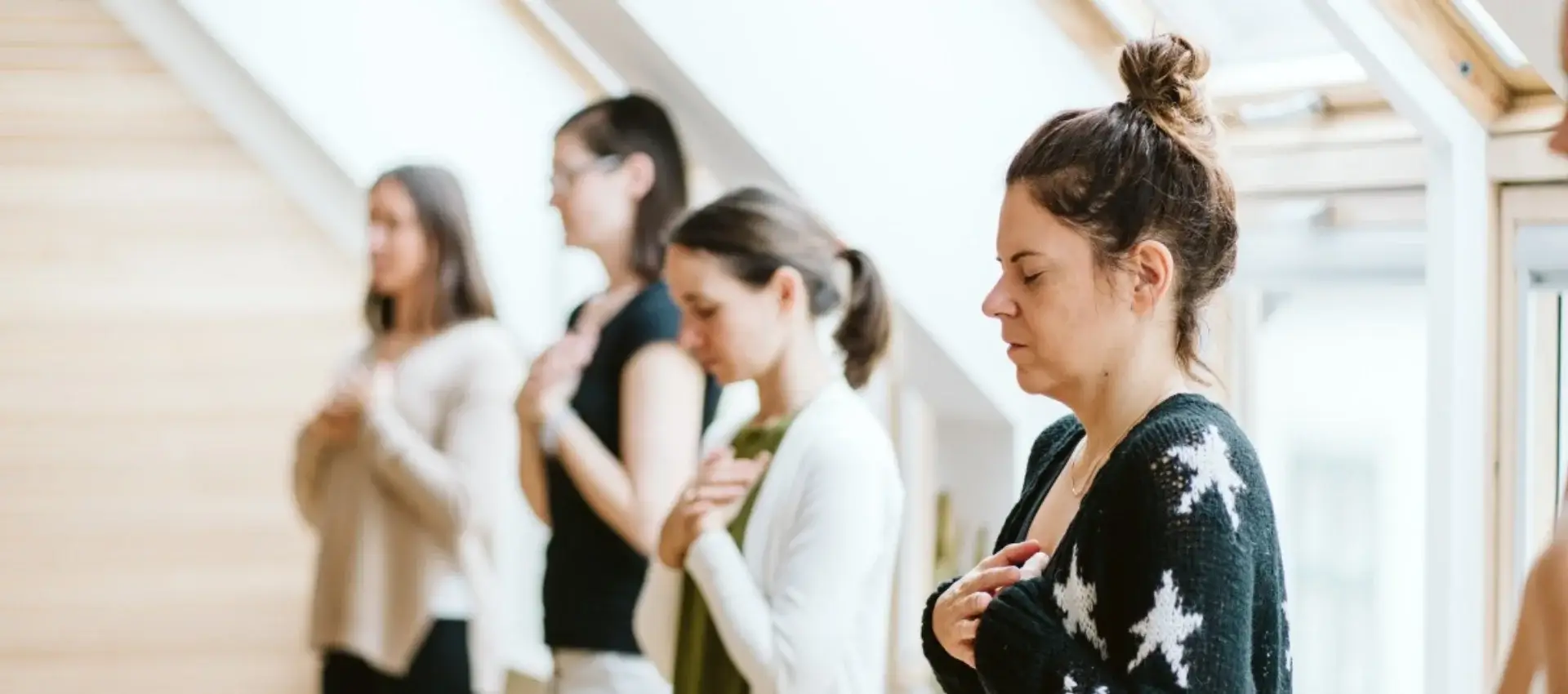 Frauen beim YinYoga zur Emotionsregulation