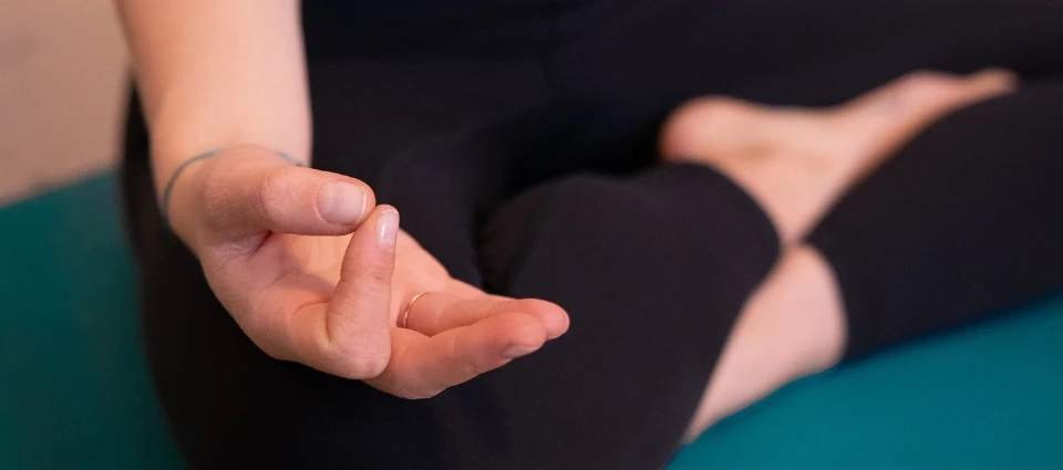7 Benefits von Yoga - Hand und Beine beim Meditieren