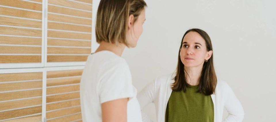 Berufsbild Health Coach - 2 Frauen schauen einander an