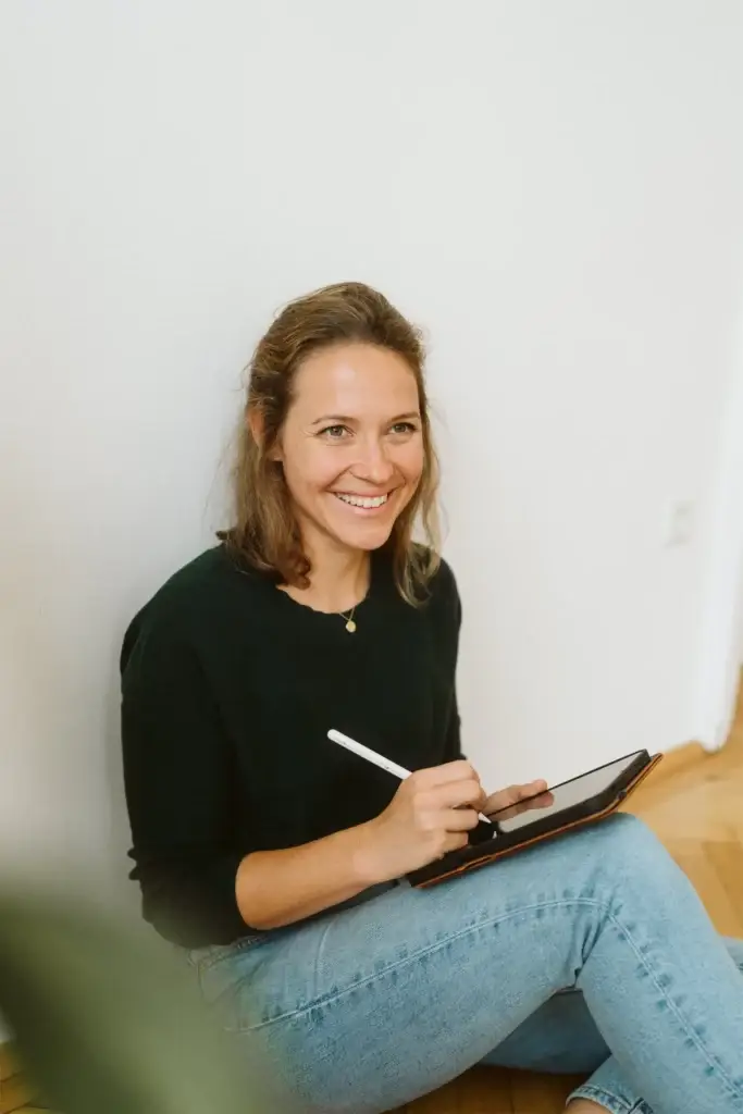 Theresa Wolf von der Körpergut Akademie bei der Arbeit