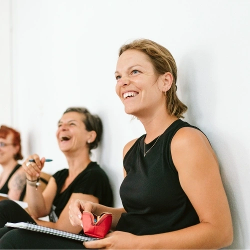 lachende Teilnehmerinnen der Mindful Movement Ausbildung