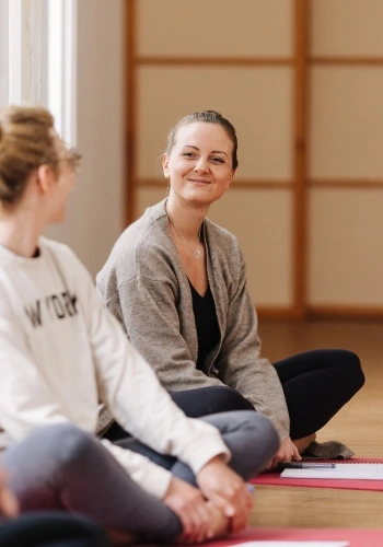 Mindful Movement Ausbildung - stolze Teilnehmerin nach ZFU-Zertifizierung - Mindful Movement