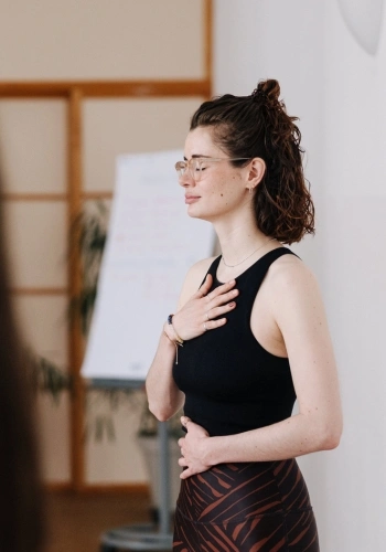 Mindful Movement Ausbildung - Teilnehmerin beim fokussiert Atmen