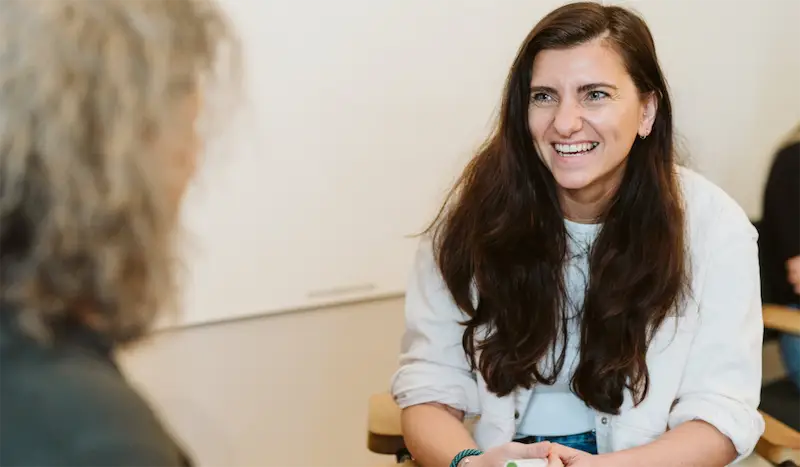 lachende Teilnehmertin der Female Empowerment Ausbildung