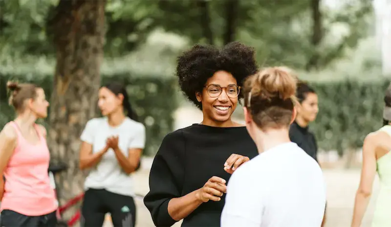 lachende Teilnehmerinnen der Female Empowerment Ausbildung