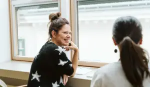 lachende Teilnehmerin der Female Empowerment Ausbildung