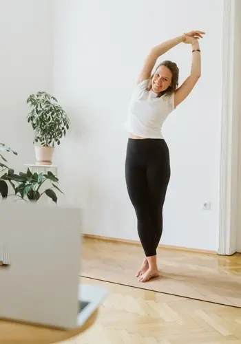 Theresa unterrichtet online innerhalb der Yoga Ausbildung