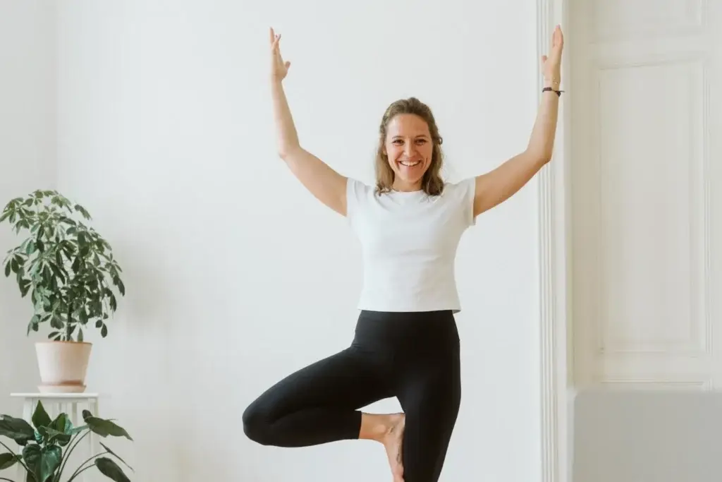 Theresa zeigt Übung innerhalb der Mindful Movement Ausbildung