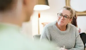 Teilnehmerinnen der Female Empowerment Ausbildung unterhalten sich