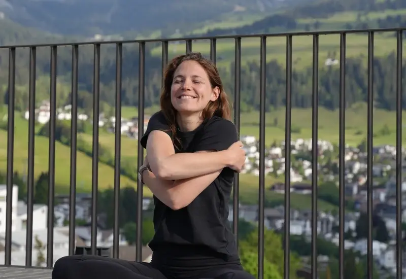 Theresa Haas umarmt sich selbst