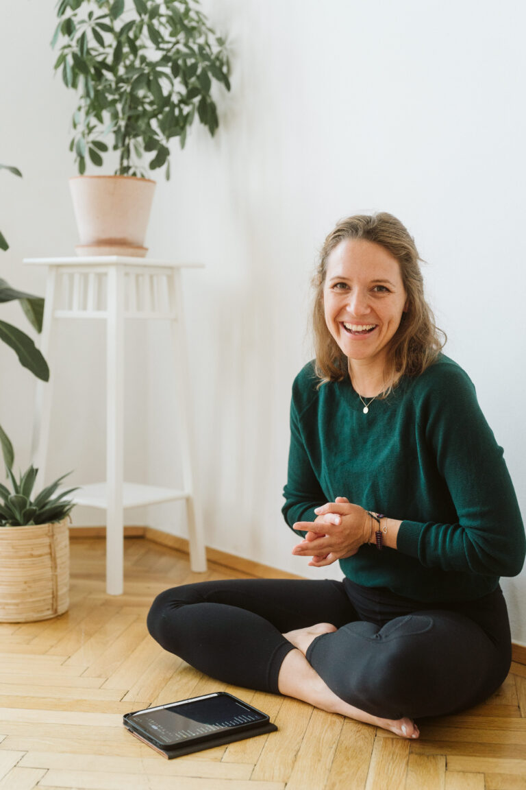 Theresa Haas Presse Portrait lachend Hochformat Copyright Lea Doerl