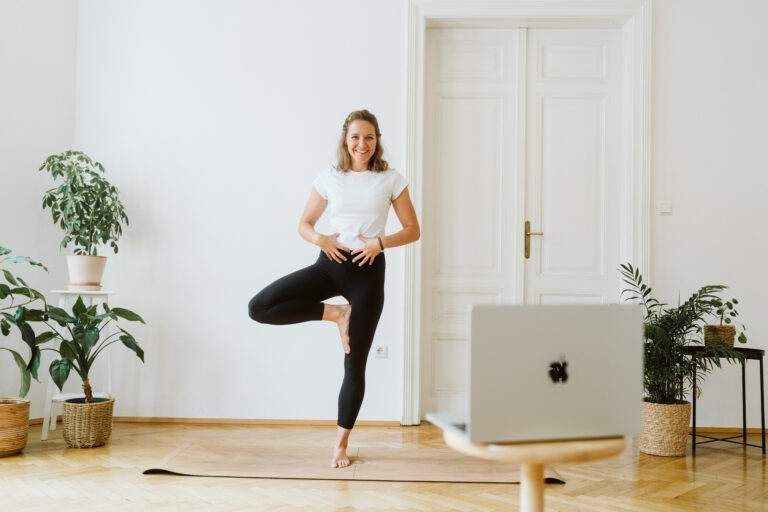 Theresa Haas Presse Yoga unterrichten Querformat Copywirght Lea Doerl