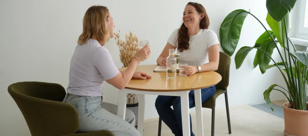 Frauen im Stresscoaching-Gespräch