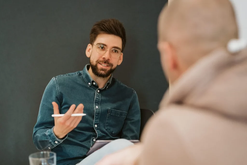 Mann beim Coaching nach Stress Management Trainer*in Ausbildung