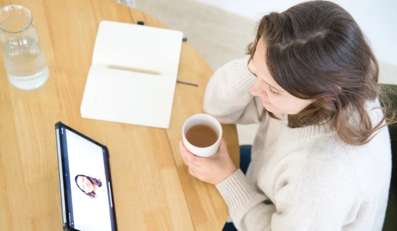 Frau während dem online Lernen bei der Stress Management Trainer*in Ausbildung