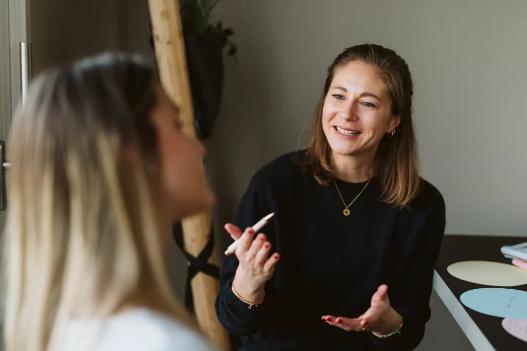 Frau beim Einzelcoaching nach der Stress Management Trainer*in Ausbildung