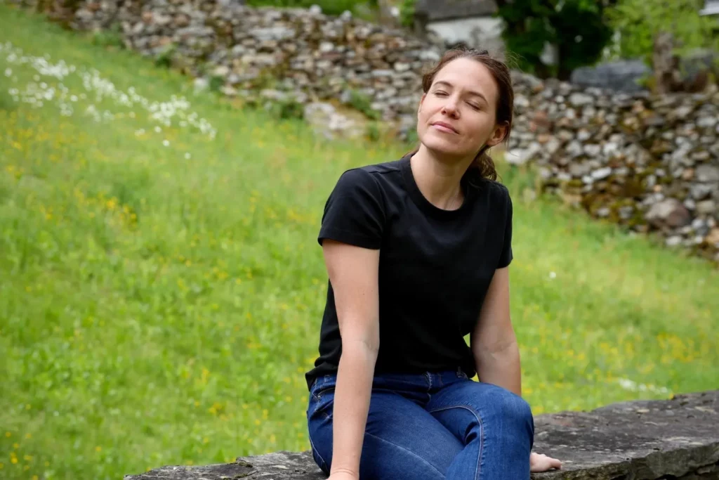 Theresa entspannt während Retreat nach der Stress Management Trainer*in Ausbildung