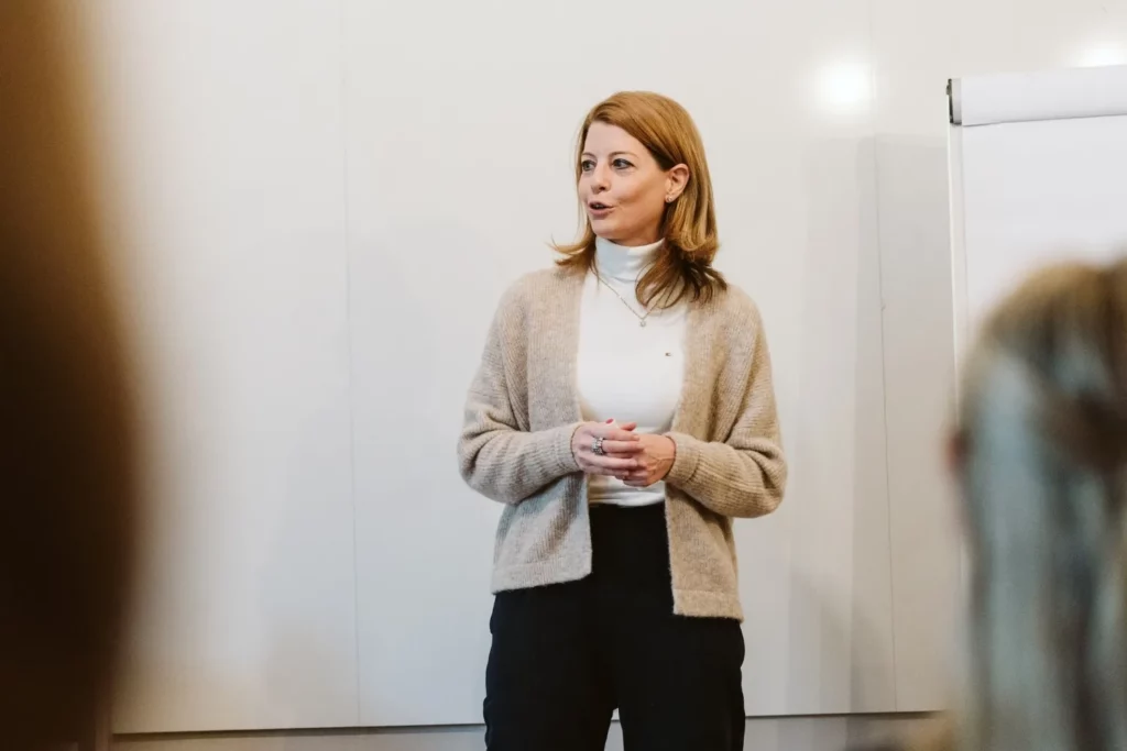 Frau leitet Workshop nach Stress Management Trainer*in Ausbildung
